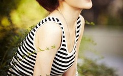 猛烈的抽插她丰满白嫩后面